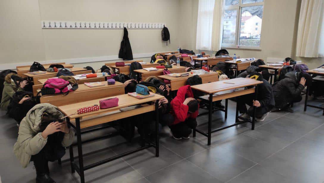 İlçemiz Okullarında Deprem ve Tahliye Tatbikatı Gerçekleştirildi