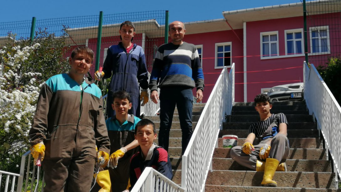 Temel Eğitimde 10 Bin Okul Projesi Kapsamında İlçemiz Mehmet Bülent Özyürük İlkokulu'nda Yenileme Çalışmaları