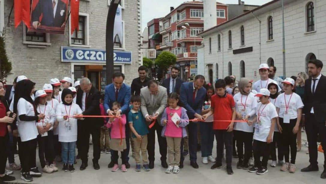 Atatürk Meydanında 9 Haziran Ortaokulu 3. Geleneksel Resim Sergisi Açıldı 