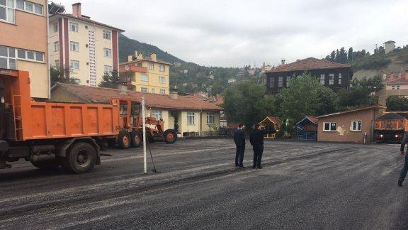 İnebolu Anadolu Lisesi okul bahçesine asfalt çalışması yapıldı
