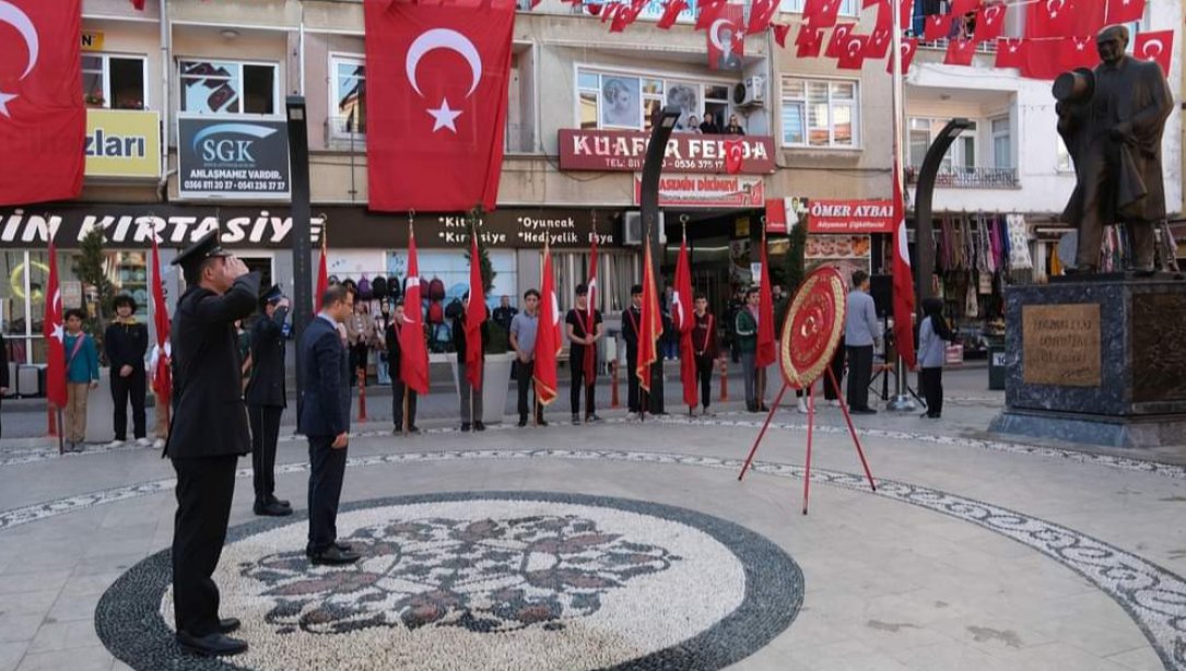  Cumhuriyetimizin 99. Kuruluş Yıldönümü ve 29 Ekim Cumhuriyet Bayramı Kapsamında Atatürk Anıtı Önünde Çelenk Sunma Töreni Düzenlendi