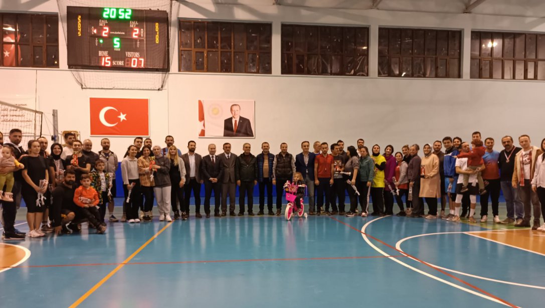 24 Kasım Öğretmenler Günü Okullar Arası Voleybol Turnuvası Sona Erdi
