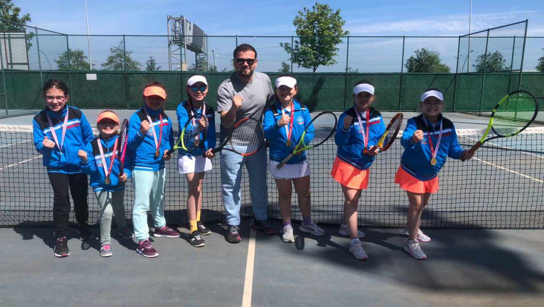 İlçemiz Hüseyin Avni İlkokulu Minik Kızlar Tenis Grup ve Bölge Birincisi Oldu