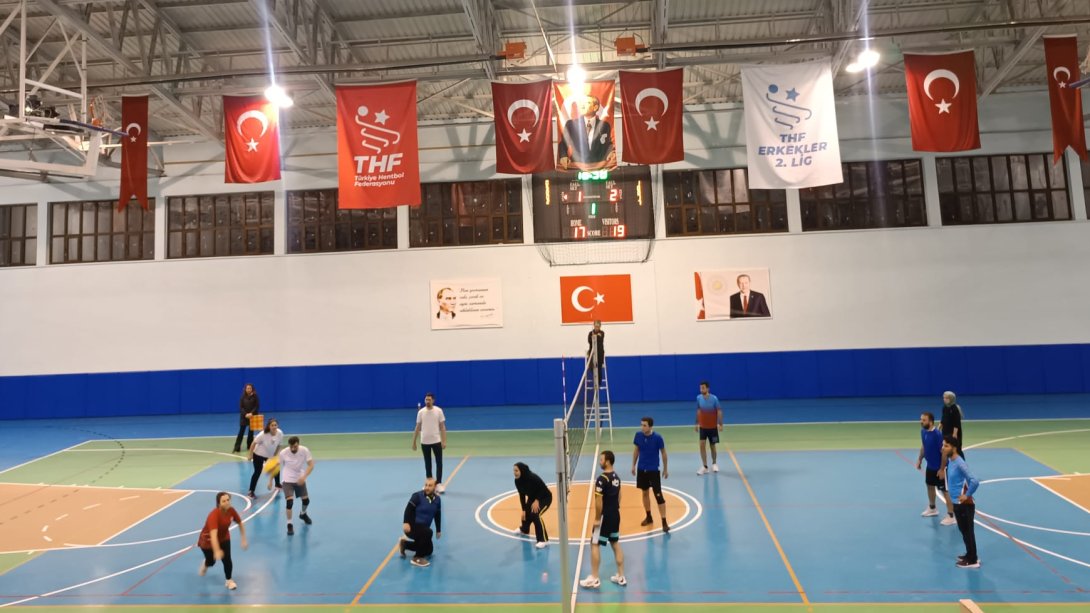 24 Kasım Öğretmenler Günü Okullar Arası Voleybol Turnuvası Final Maçları Oynandı