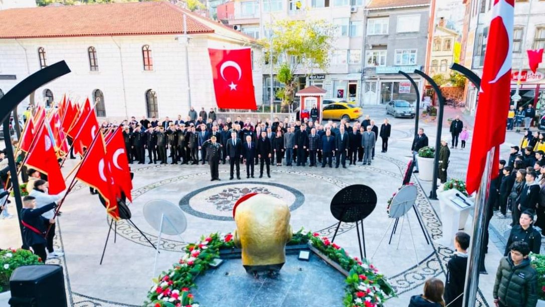 10 Kasım Atatürk'ü Anma Programı Atatürk Meydanı'nda Gerçekleştirildi