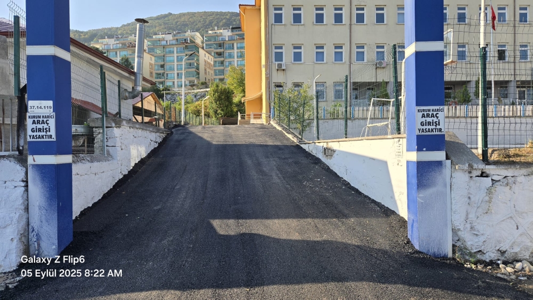 İnebolu Piri Reis Denizcilik Mesleki ve Teknik Anadolu Lisesi Okul Bahçesine Karayolları İnebolu 152. Bölge Şefliği Tarafından Yapılan Asfaltlama Çalışması